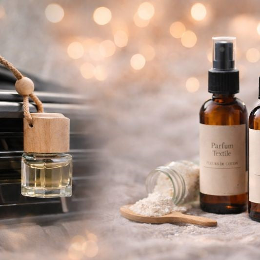 Parfums textiles, diffuseurs voiture et poudres parfumées dans une mise en scène chaleureuse.