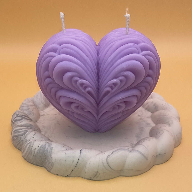 Bougie décorative en forme de cœur Étreinte, parfum Fleur de Cerisier, cire d’olive, posée sur support minéral – ST’ART