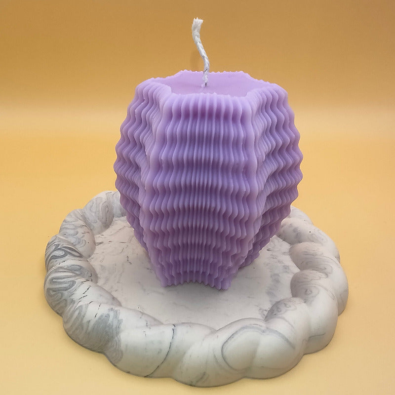 Bougie ONDE en cire d’olive parfum Fleur de Cerisier, design ondulé violet sur support minéral – ST’ART