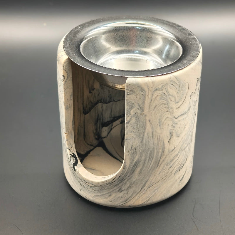 Brûleur à fondants parfumés cylindrique en composite minéral couleur saumon marbré, avec ouverture frontale et coupelle en inox