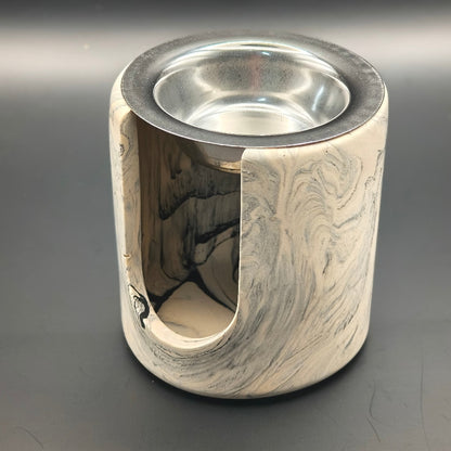 Brûleur à fondants parfumés cylindrique en composite minéral couleur saumon marbré, avec ouverture frontale et coupelle en inox